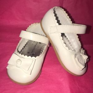 Toddlers Girls size 4 white Mary Janes